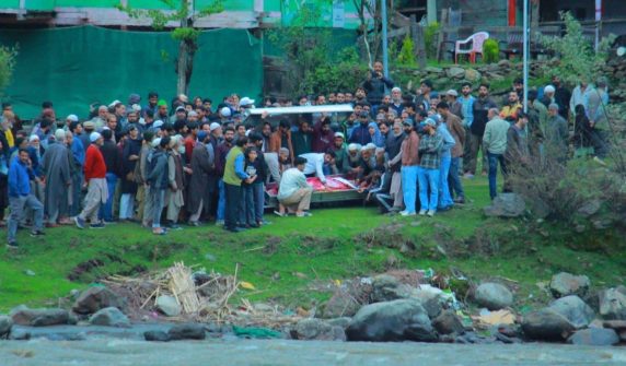 تقسیم کا کرب: دریا کے اس پار میت، اس پار سسکتے بہن بھائی—کیرن کے مقام پر دلدوز مناظر